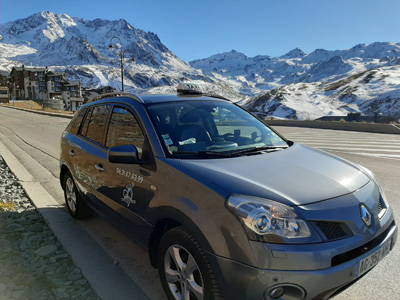 Taxi effectuant un transfert entre l'aéroport de Lyon et la station de ski de Val Thorens